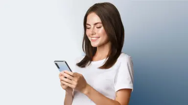 Frau hält ein Smartphone in den Händen und schaut darauf